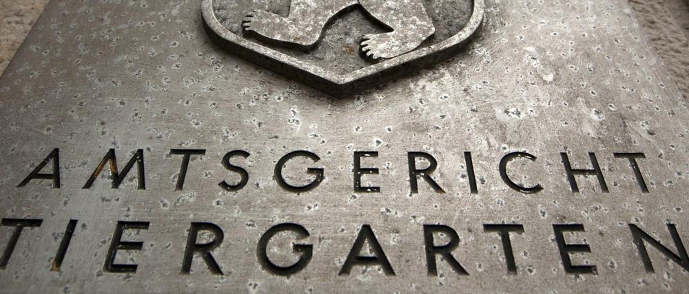 Das Schild des Amtsgerichts Tiergarten mit dem Berliner Stadtwappen. Hier beginnt der Prozess gegen einen 34-Jährigen, der seine kleine Tochter so geschüttelt haben soll, dass sie Gehirnblutungen erlitt.