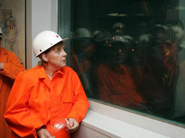 Der Helm steht ihr gut. Angela Merkel (hier 2005 bei dem Wahlkampf-Besuch im Stahlwerk Georgsmarienhütte) will sich persönlich um die Lausitz kümmern.