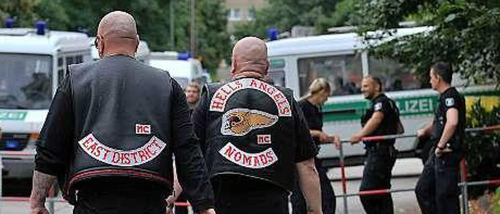 Abmarsch? Die Berliner Hells Angels, zwei Rocker aus der Charter "Nomads" und "East District" bei einer Ausfahrt 2013, befinden sich in der Defensive.