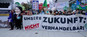 Während der Sondierungen der Bundesparteien wurde vor der Messe Berlin demonstriert.