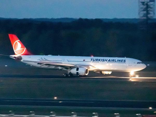 Flug TK 1723 von Turkish Airlines setzt auf der Rollbahn des Airports TXL auf.