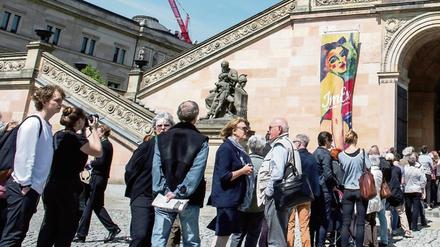 Hier heißt es warten: Die Museumsinsel, besonders die Ausstellung "Impressionismus - Expressionismus" in der Alten Nationalgalerie, wird zur Zeit von Touristen überlaufen. 