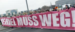 Marsch durch Regierungsviertel. 3000 Menschen kamen zur rechten Demo in Berlin.