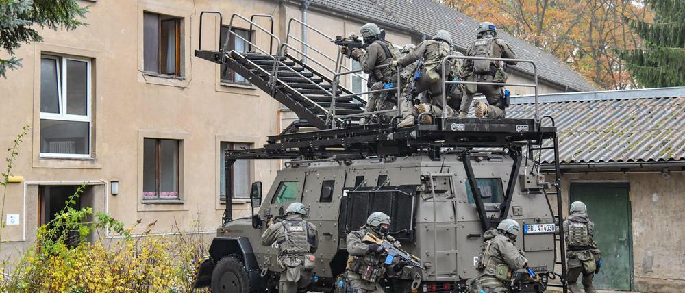 Antiterrorkampf: Beamte des Spezialeinsatzkommandos (SEK) stürmen während einer Übung in Brandenburg ein Gebäude. 