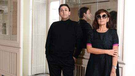 Antonio Caravano ist Besitzer der weltgrößten Versace-Sammlung, Kuratorin Sabina Albano unterstützt ihn bei der Ausstellung. 