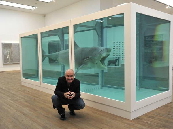 Der britische Künstler Damien Hirst im Jahr 2012 mit seinem Kunstwerk "The Physical Impossibility of Death in the Mind of Someone Living", bei dem er einen ausgewachsenen Hai in Formaldehyd ausstellte.