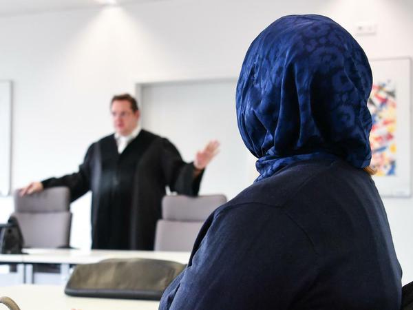Sollen Rechtsreferendarinnen den Staat mit Kopftuch vor Gericht vertreten dürfen?