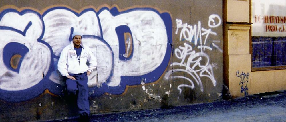Sprayername "Aro": Arye Shalicar mit 16 Jahren vor einem seiner Graffitis in der Stettiner Straße.