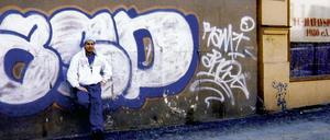 Sprayername "Aro": Arye Shalicar mit 16 Jahren vor einem seiner Graffitis in der Stettiner Straße.