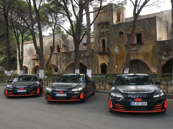 Im Rudel auf Rhodos. Diese Prototypen des Audi RS e-tron GT sind schon sehr seriennah.