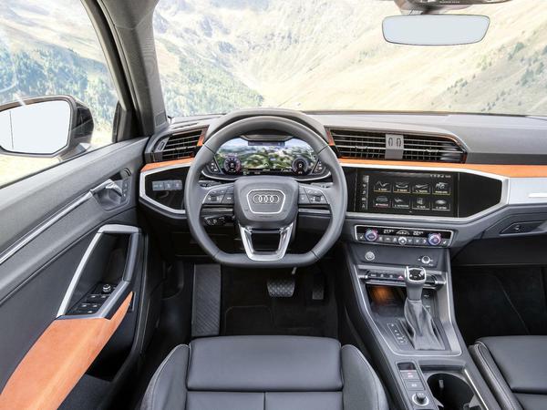 Alcantara gefällig? Der Innenraum des Audi Q3 wirkt luxuriös, wie den Kühlergrill fasst auch hier ein Oktagon-Rahmen Instrumententafel und Touchscreen ein.