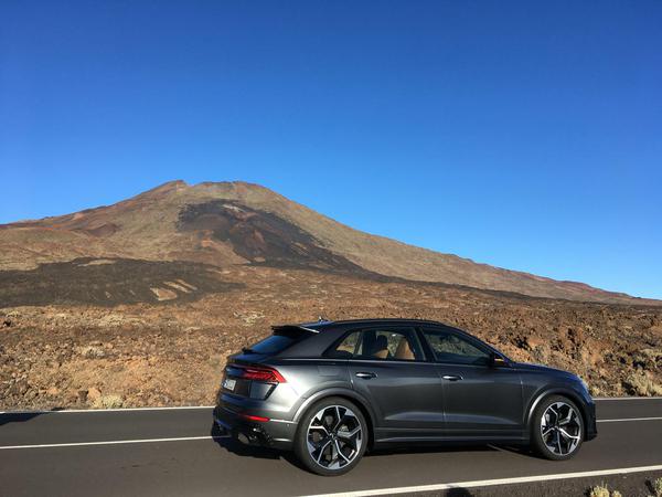 Kraft und Eleganz. Von 0 auf 100 in 3,8 Sekunden, 305 km/h Spitze - der neue Audi RS Q8 vor dem Teide auf Teneriffa.