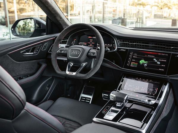 Bildschirm an Bildschirm. Der Audi RS Q8 ist bestens vernetzt.