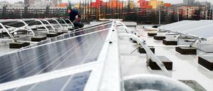 Auf dem Dach der Max-Schmeling-Halle hat eine Berliner Energieagentur die größte Photovoltaikanlage auf einem öffentlichen Gebäude in Berlin errichten lassen.