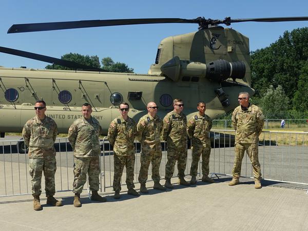 Auf der ILA 2022 posieren Soldaten der US Army vor ihrem Boeing CH-47 Chinook Hubschrauber.