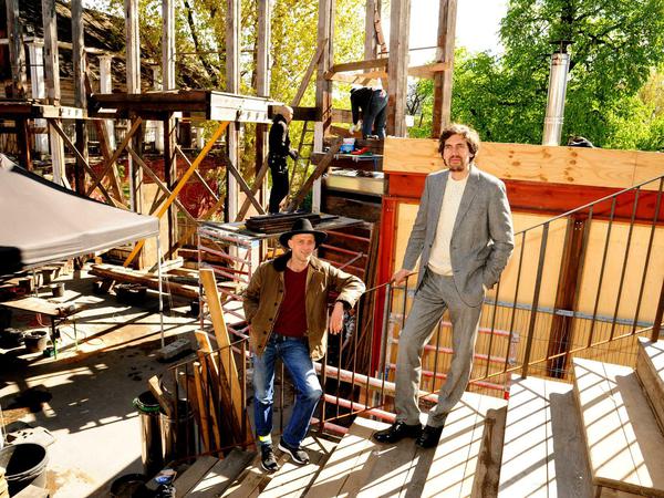"Traumpaar". Christian Schulz (links) und David Regehr während des Aufbaus des Amphitheaters im April 2014.