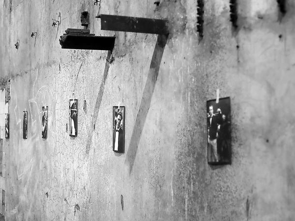 Sven Marquart ist nicht nur der meist gefürchtete Türsteher Berlins, sondern auch Fotograf. Verschwindend wirken seine Werke in der riesigen Heizkrafthalle.