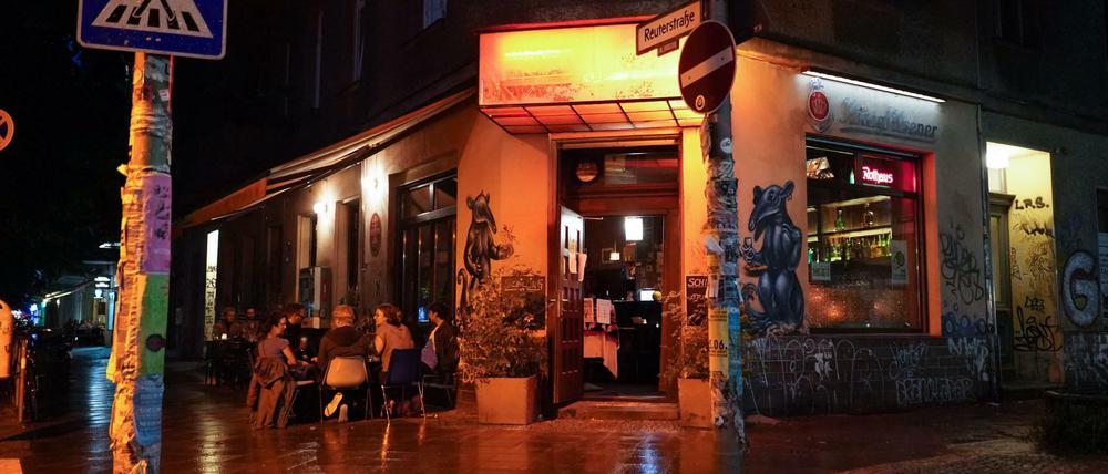 Bilder, die es so vorerst nicht mehr geben soll: Nachtschwärmer sitzen vor einer Bar in Neukölln. 