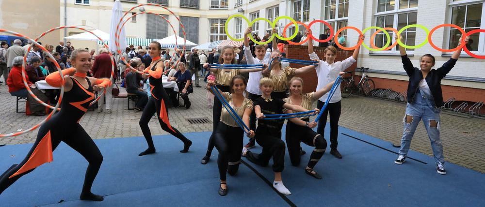 Auftritt vom Zirkus Cabuwazi bei der Danke-Party für die fleißigen Helferinnen und Helfer am Aktionstag „Gemeinsame Sache" im Tagesspiegel-Haus. Der Kinder- und Jugendzirkus kämpft für mehr Räume in Kreuzberg.
