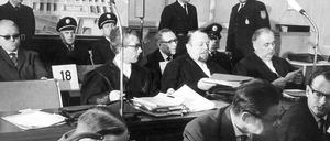 Blick auf die Anklagebank im Auschwitz-Prozess: In der hinteren Reihe links sitzt der ehemalige SS-Oberscharführer Wilhelm Boger. Er wurde wegen Mordes in mindestens fünf Fällen und gemeinschaftlichen Mordes zu einer lebenslangen Haftstrafe verurteilt. Das Foto entstand am 3. April 1964.