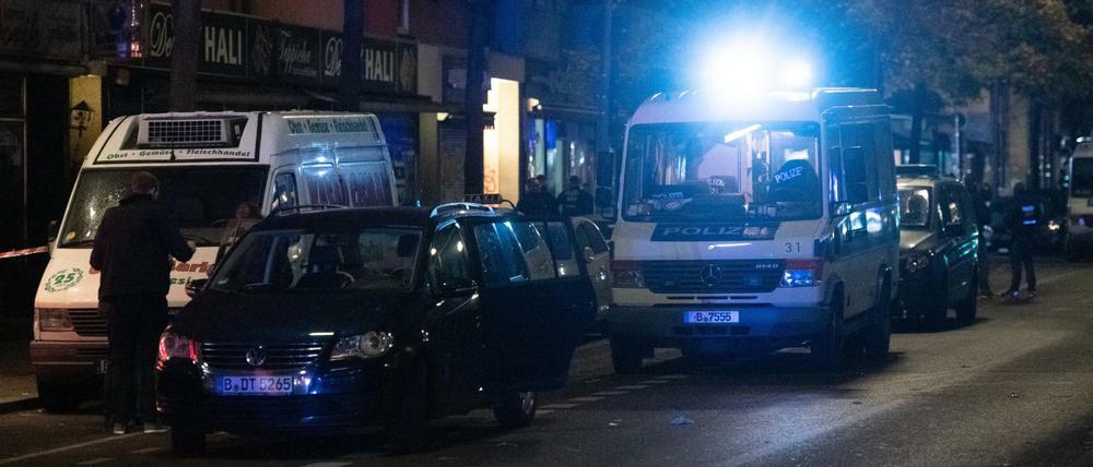 Samstagmorgen in der Prinzenallee. Nach Polizeiangaben war ein Streit in einem Café eskaliert, zwei Menschen wurden schwer verletzt.