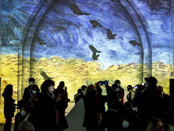 Die Videoprojektionen zeigen Van Goghs Werke als bewegte Bilder.