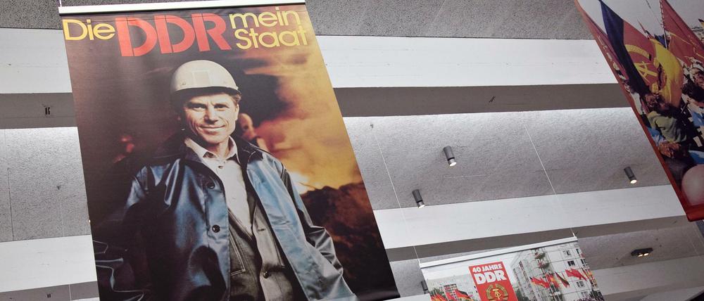 DDR-Propagandaplakate in der Gedenkstätte Berliner Mauer. 