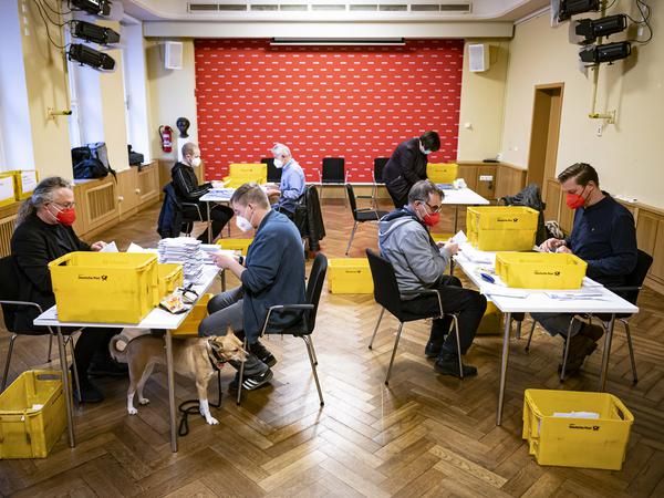 In Handarbeit zählten mehrere Teams in der Parteizentrale der Linken Tausende Abstimmungszettel aus.