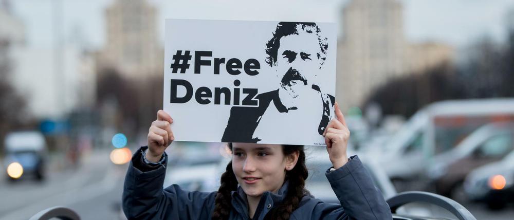 Ein Jahr nach seiner Inhaftierung demonstrieren Prominente und Freunde in Berlin für die Freilassung von Deniz Yücel.