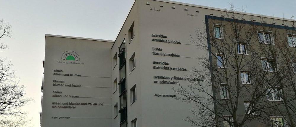 So sieht die Fassade bei Tageslicht aus – mit "avenidas" im spanischen Original und in einer deutschen Übertragung.