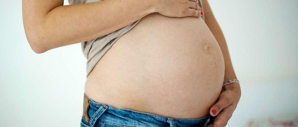 Dicke Bäuche und dicke Kinder: Immer mehr Babys bereiten ihren Müttern eine schwere Geburt. 2011 hatten 10,2 Prozent der Neugeborenen schon mehr als vier Kilo auf den Rippen.