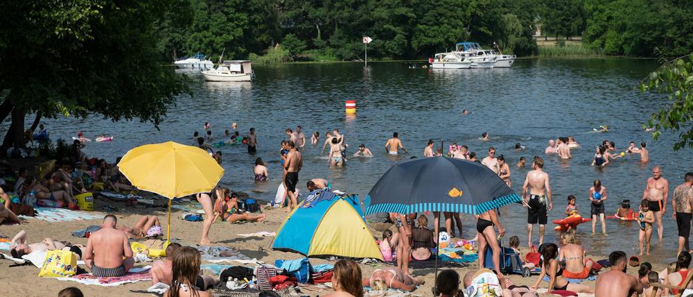 Bei hochsommerlichen Temperaturen genießen viele Leute das heiße Wetter am Tegeler See in Berlin. Aber was passiert mit denen, die krank sind und nicht baden gehen können?