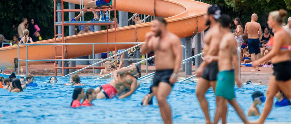 Ganz schön heiß: Die Hitze steigt manchem Badegast zu Kopf - auch im Kreuzberger Prinzenbad.