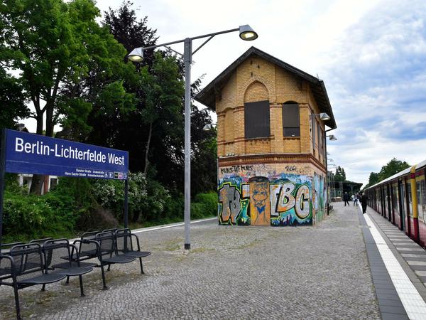 Am Bahnhof Lichterfelde-West hält die Linie S1, die Wannseebahn.