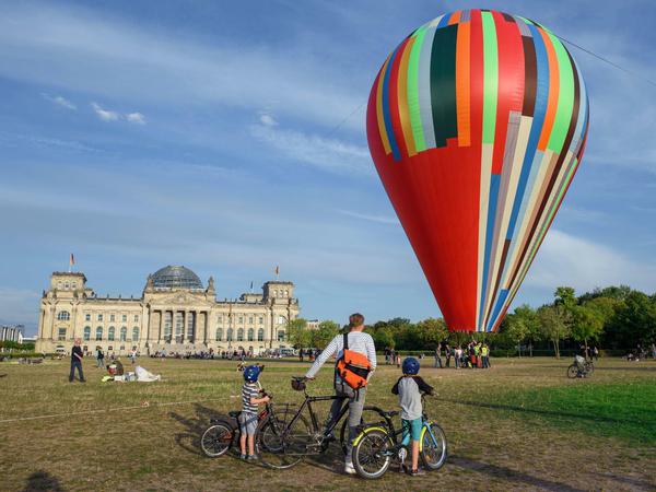 Später am Tag klappte es doch: Passanten betrachten den bunten Heißluftballon vor dem Reichstag. 