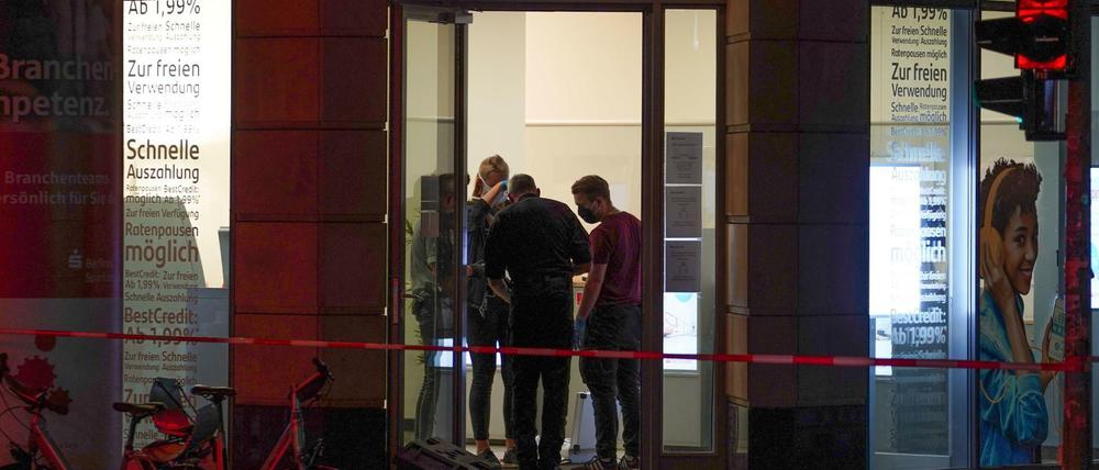 Nach einem Überfall auf eine Santander-Bankfiliale in der Frankfurter Allee hat die Polizei den mutmaßlichen Täter gefasst.
