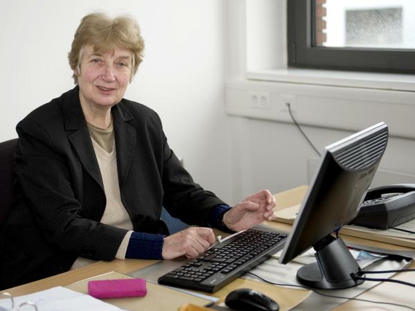 Barbara John 2012 in ihrem Büro in der Zentrale des Paritätischen Landesverbands Berlin. 