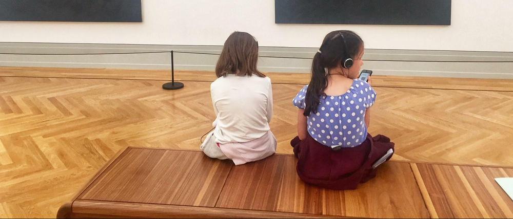 Mit dem Audioguide können Kinder die Gerhard-Richter-Ausstellung im Museum Barberini auf spielerische Art und Weise erkunden.