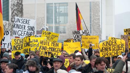 Teilnehmer einer "Bärgida"-Demo vor dem Kanzleramt. 
