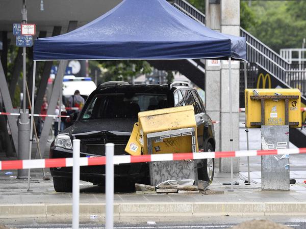 Das Mercedes-SUV kam nach der Kollision mit einem Briefkasten am Berliner Bahnhof Zoo zum Stehen.