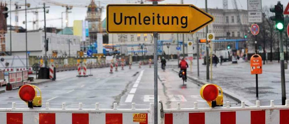 Auf Abwegen. Immer mehr Baustellen in Berlin blockieren die gewohnten Wege der Verkehrsteilnehmer, wie hier im Dezember 2013 in der Straße Unter den Linden.