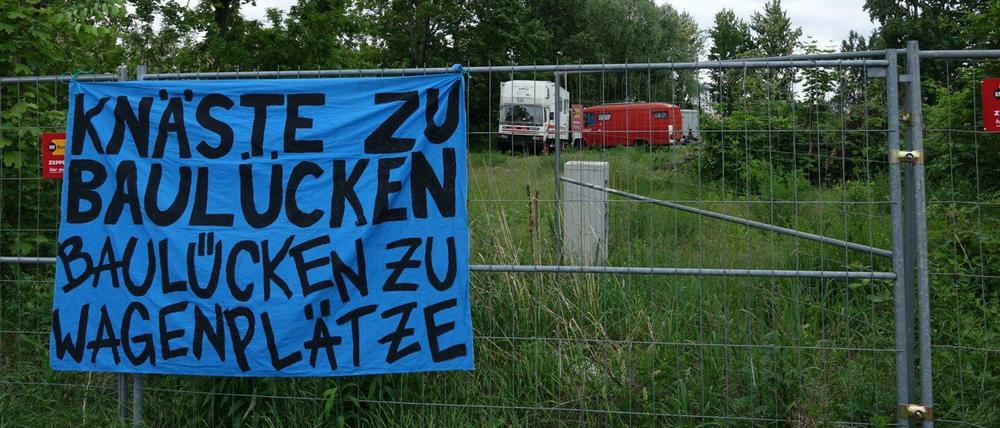 "Knäste zu Baulücken, Baulücken zu Wagenplätzen" - Transparent an Bauzaun in Berlin-Lichtenberg.