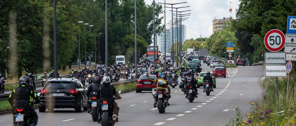 Biker demonstrieren in ganz Deutschland gegen Fahrverbote an Sonn- und Feiertagen. 