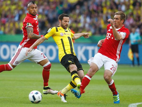 Feldüberlegen: Die Münchener Philipp Lahm und Arturo Vidal im Kampf um den Ball mit Dortmunds Gonzalo Castro.
