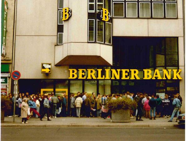 Warten auf hundert D-Mark vor der Berliner Bank.