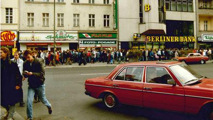 Neukölln im Herbst 1989, als die Ostdeutschen für 100 D-Mark an der Berliner Bank anstanden.