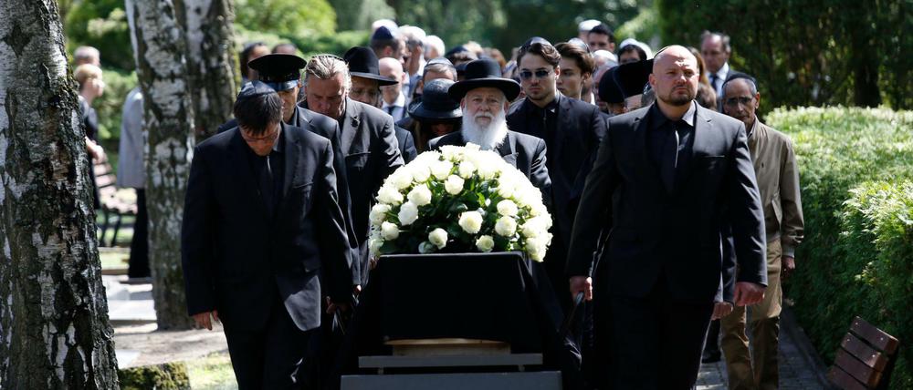 Beerdigung von Artur "Atze" Brauner auf dem Jüdischen Friedhof in Berlin.