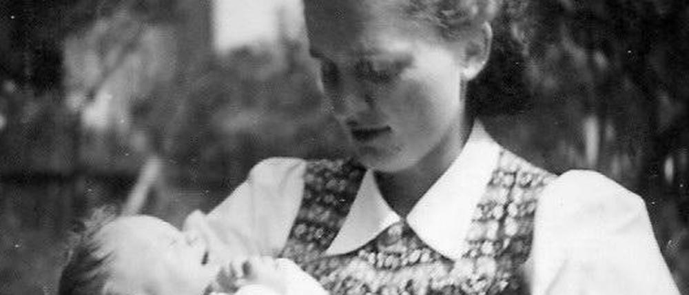 Ingeborg Belgardt (1922-2019) mit ihrem Sohn Helmut im Jahr 1945.