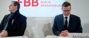 Der Vorsitzende der Geschäftsführung der Flughafengesellschaft Berlin Brandenburg (FBB), Karsten Mühlenfeld (rechts) sitzt neben dem Regierende Bürgermeister von Berlin, Michael Müller (l, SPD