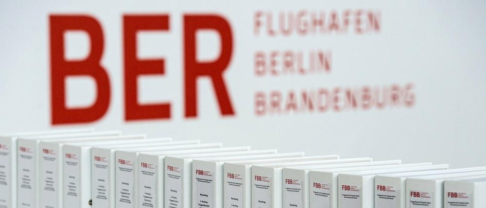 Der Berliner BER-Ausschuss hat Tausende Akten zum neuen Airport gewälzt. 